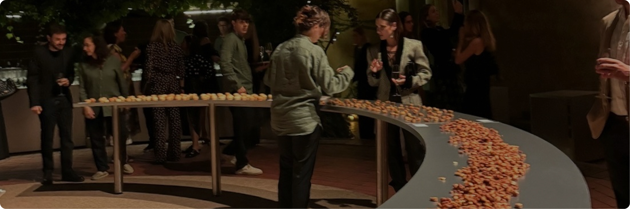 Evento con mesa larga